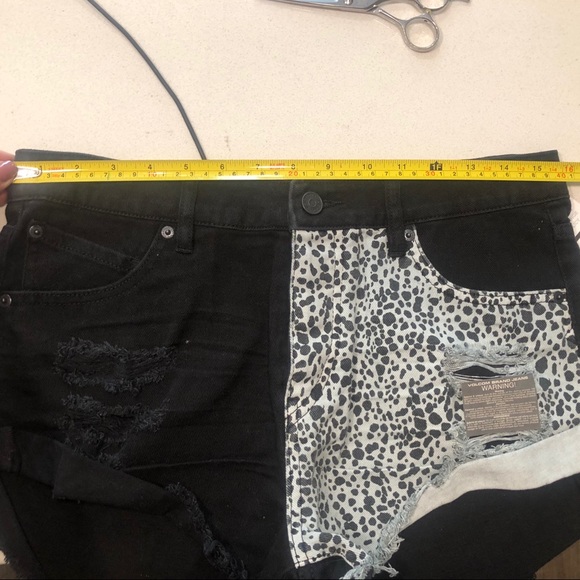 🎉CLEARANCE🎉 Volcom High-Waisted Jean Shorts - Picture 5 of 5